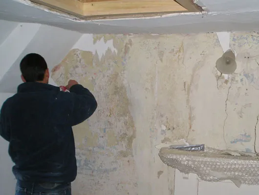LIME PLASTERING: Patch repairs to cob