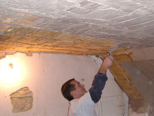 REED CEILINGS: Plastering of newly installed reed ceiling with earth and lime plaster