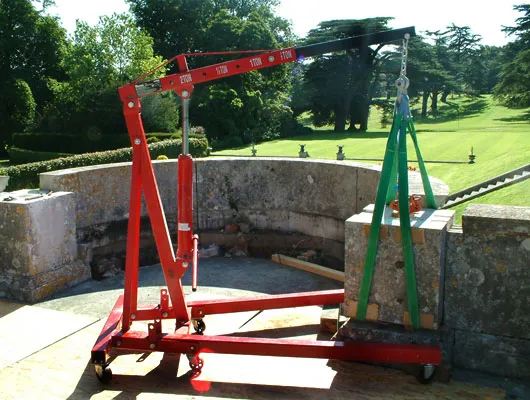 Hydraulic hoist to lift the massive stone blocks